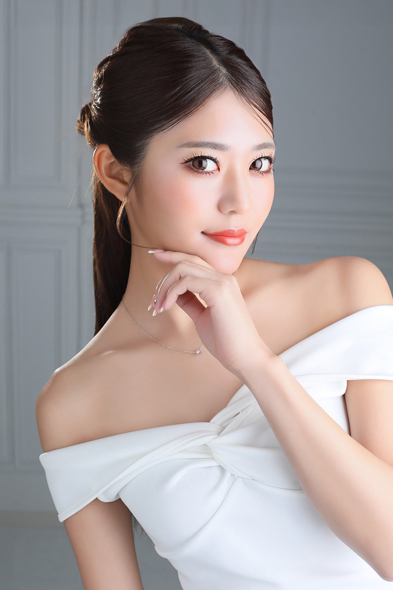 宮里 あいな（AINA MIYAZATO）ROYAL GARDEN